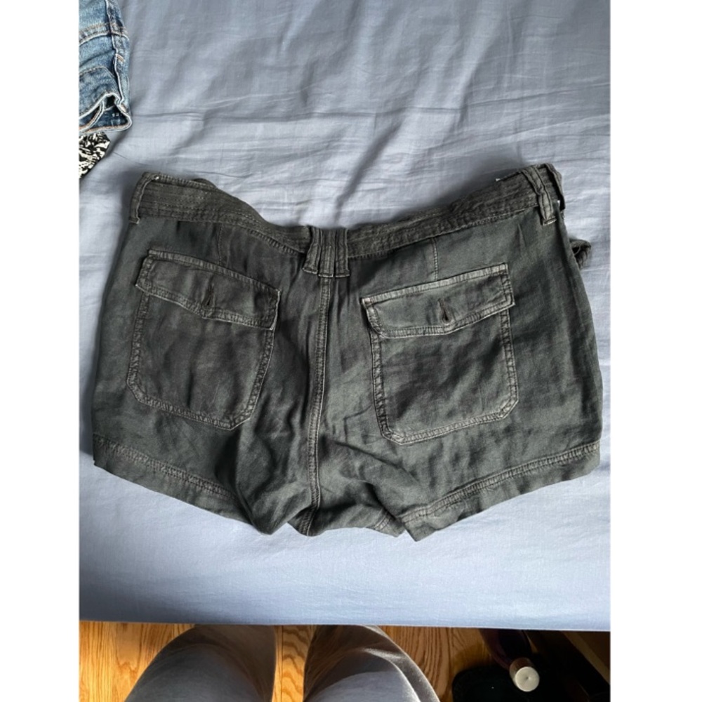 AE Shorts - Picture 2 of 3